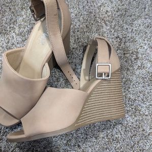 Y•not Jessie womens tan wedges size 7.5